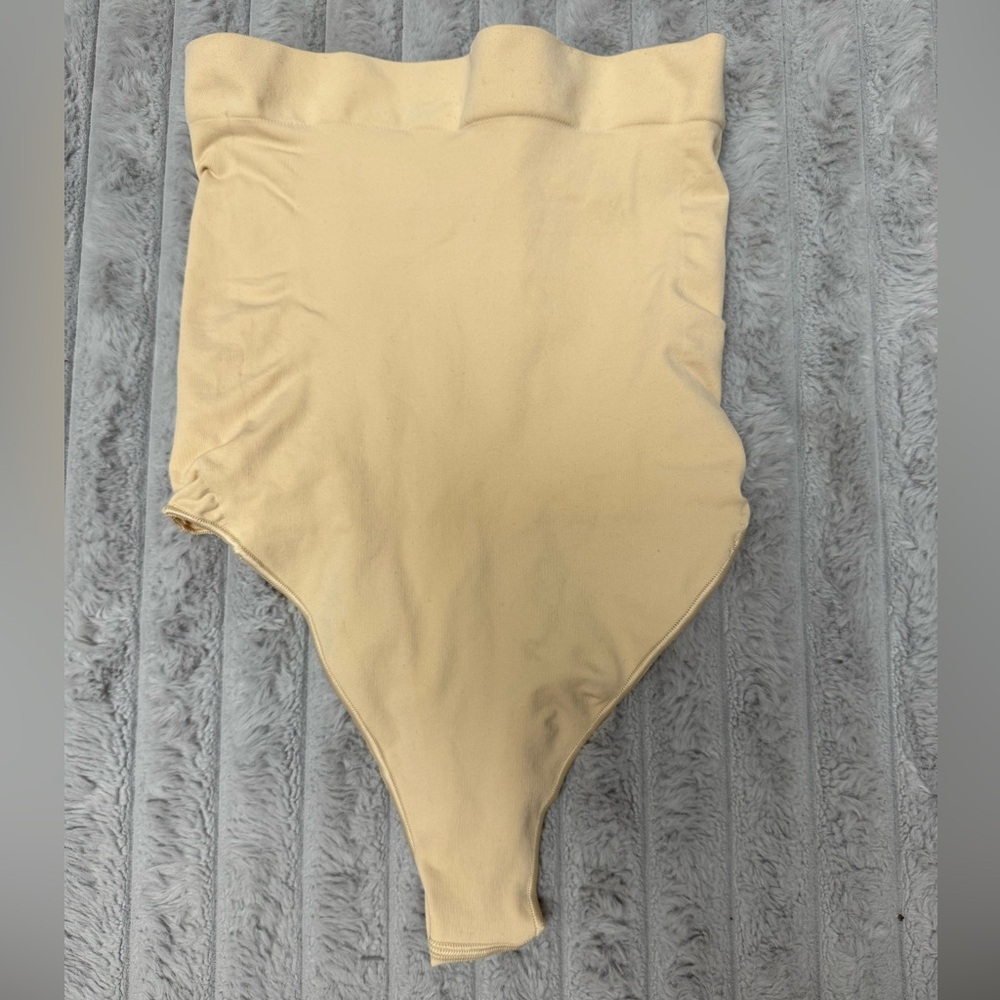 Skims Seamless Sculpt High Waisted Thong Color Sand - Picture 4 of 8